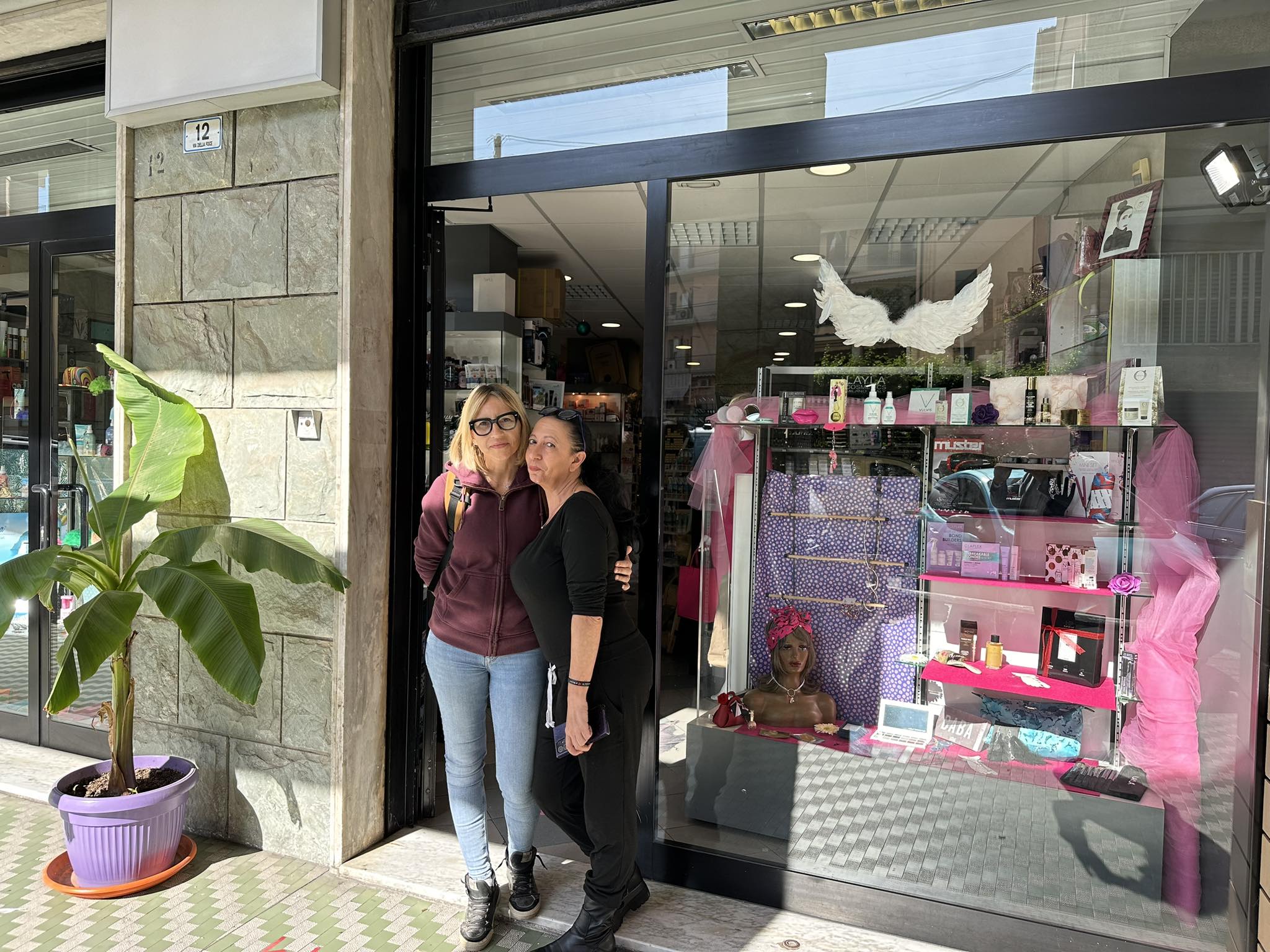 La “Parrucca Sospesa”: a Imperia l’iniziativa benefica di Cindarella Service con il Cuore di Martina